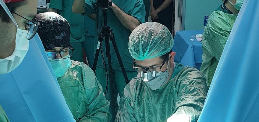 Avrupalı Ürologlar İzmirli doktorun koordinatörlüğünde canlı yayınlanan operasyona katıldı