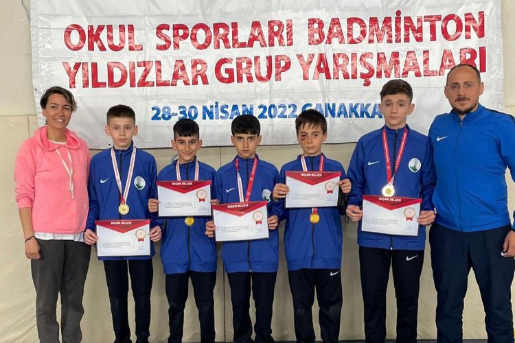 Bursa Osmangazili badmintoncular Çanakkale’de başarıyla döndü